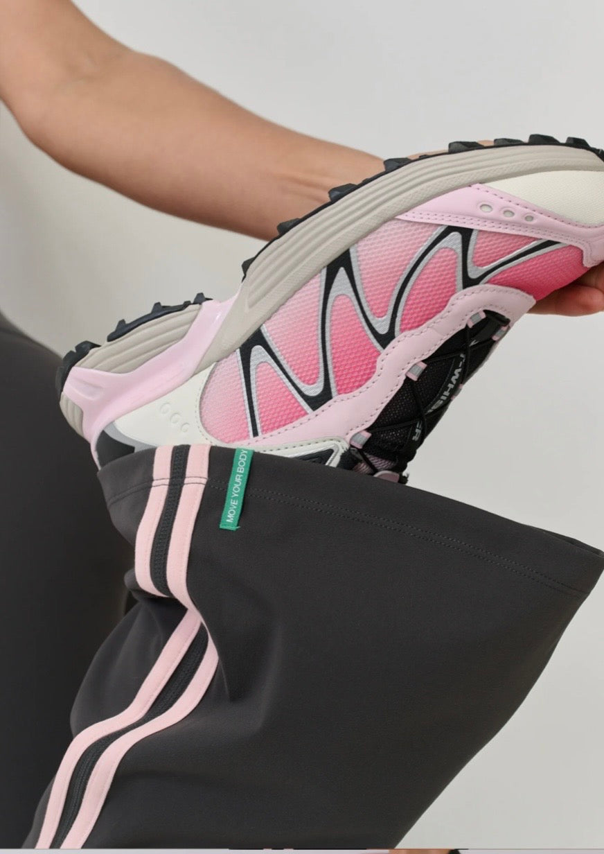 PINKY & KAMAL II VIBRATION FLARES - grey/pink stripes