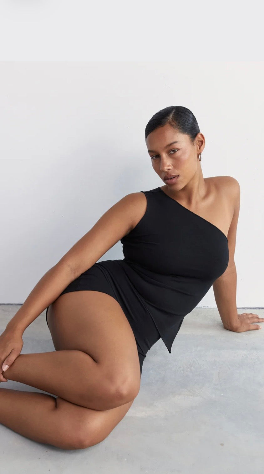 PINKY & KAMAL II One Shoulder Aysm Hem Tank - black