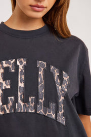 ENA PELLY II LEOPARD COLLEGIATE TEE - Vintage black