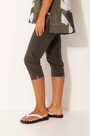 Lounge the Label II CAPRI Pant - moss
