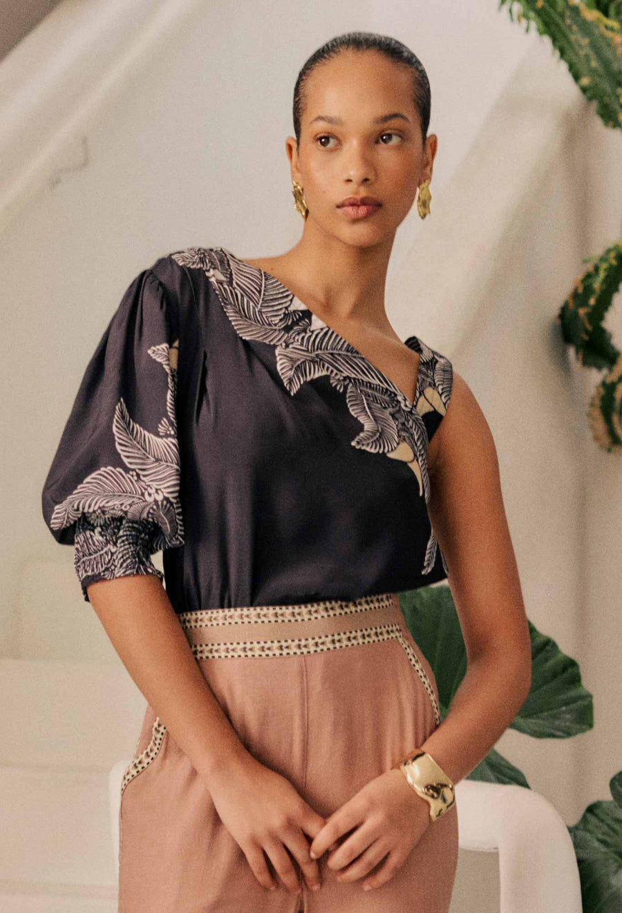 Oncewas II TAHANI One Sleeve Faille Top - onyx Casablanca print