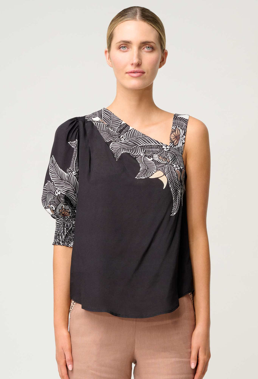 Oncewas II TAHANI One Sleeve Faille Top - onyx Casablanca print