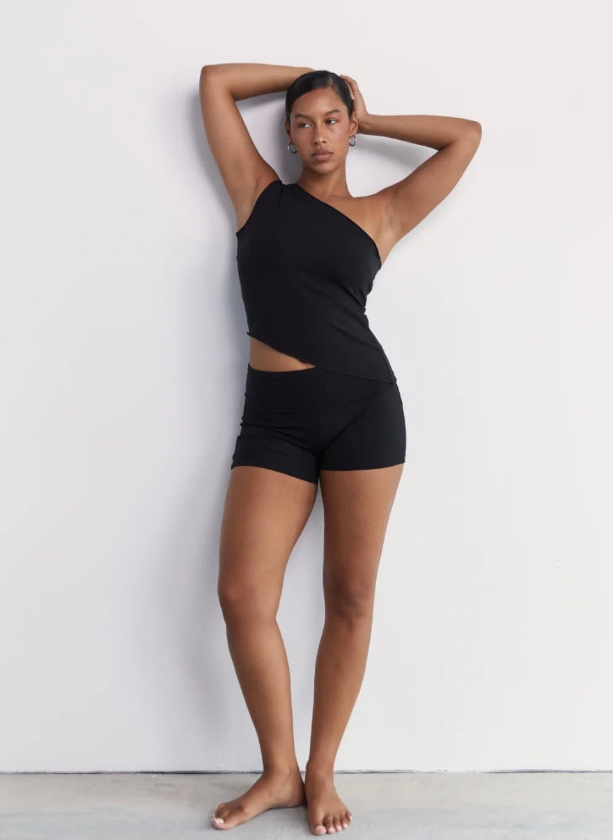 PINKY & KAMAL II One Shoulder Aysm Hem Tank - black