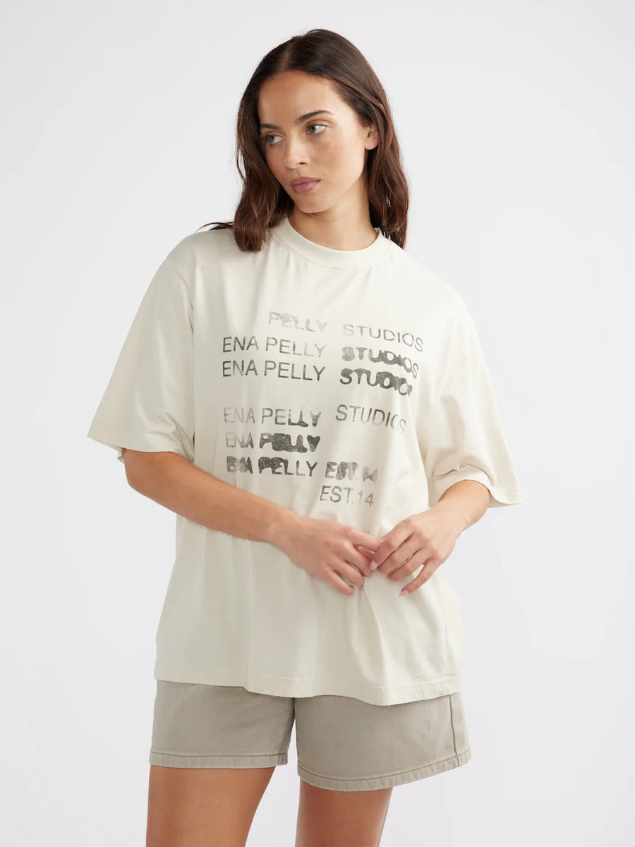 ENA Pelly II BLURRED Logo tee - Cement