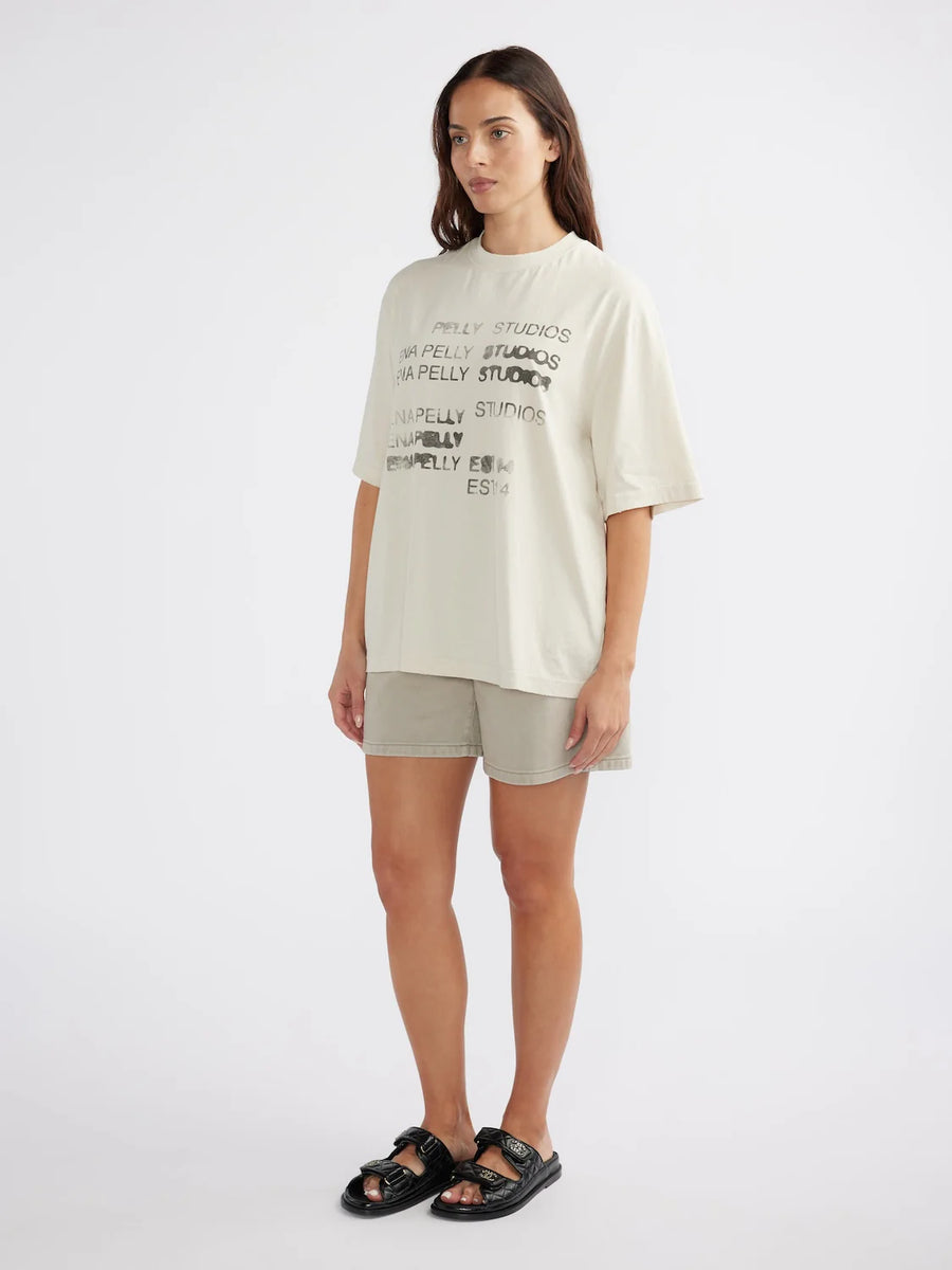 ENA Pelly II BLURRED Logo tee - Cement