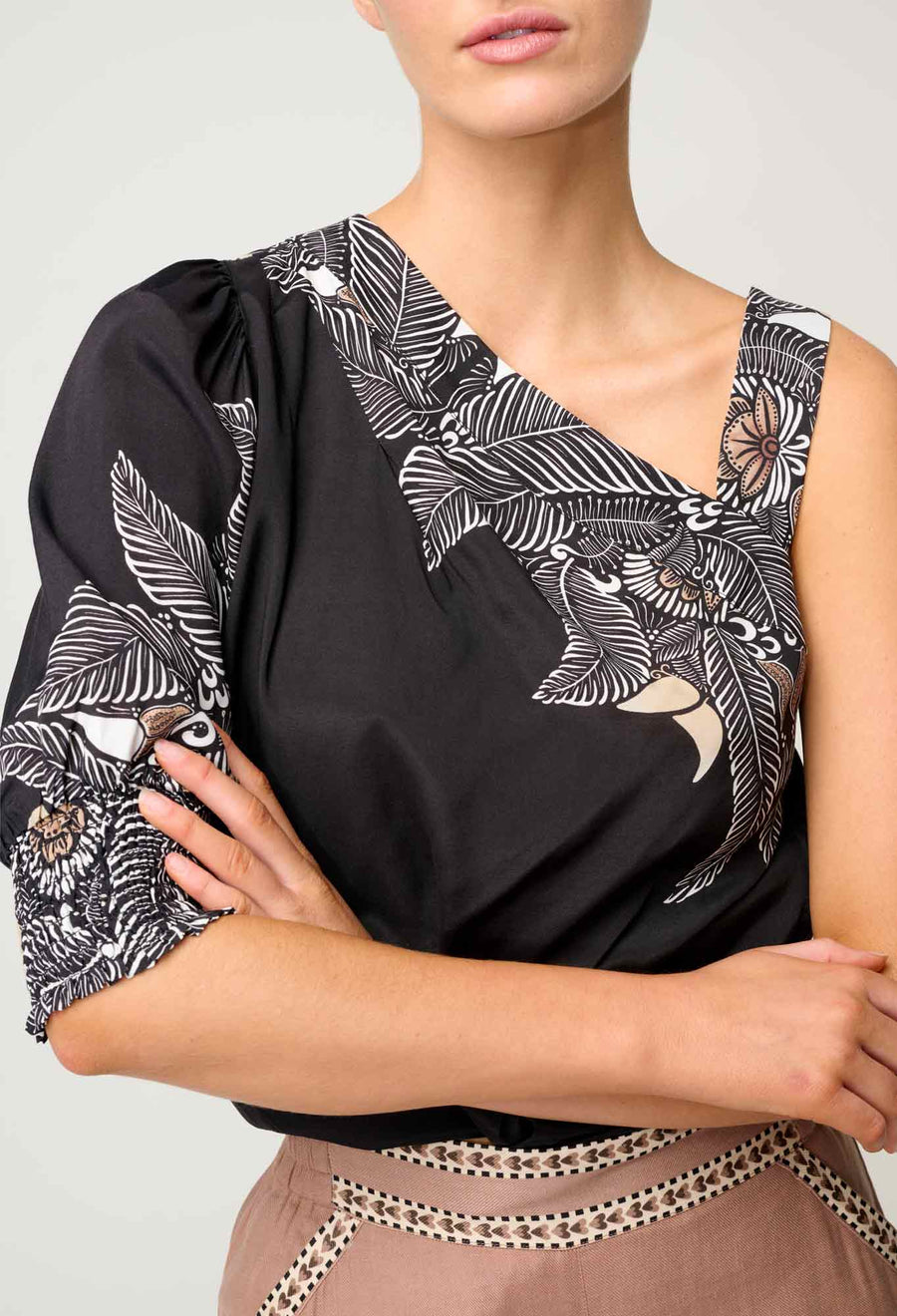 Oncewas II TAHANI One Sleeve Faille Top - onyx Casablanca print